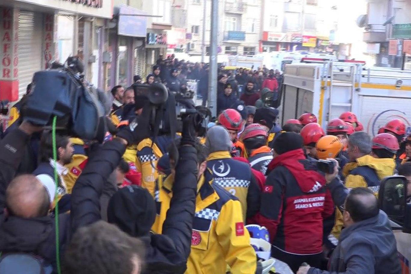 Enkaz altında kalanları kurtarma çalışmaları devam ediyor Enkaz altında kalanları kurtarma çalışmaları devam ediyor